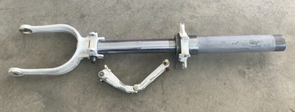 Cessna 150L Strut Nose Gear w/Links P/N 0442504-13 Alt: 0442506-1 0442506-2